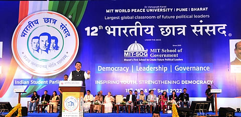 भ्रष्टाचारी लोकांना निवडून देऊ नका: फडणवीस, भारतीय छात्र संसदेचा समारोप