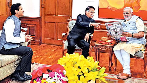 11 ऑगस्ट 2014 रोजी नवी दिल्‍लीत पंतप्रधान निवासस्थानी माझ्या झालेल्या भेटीदरम्यान दै. ‘पुढारी’ पाहताना पंतप्रधान नरेंद्र मोदी. शेजारी चि. योगेश जाधव. 