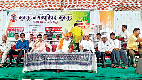 मुश्रीफ-घाटगे एकाच व्यासपीठावर आले खरे, पण राजकीय शेरेबाजी झालीच नाही!
