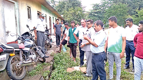 सातपूर : सोमेश्वर कॉलनीत नुकसानीची पाहणी करताना नगरसेवक, पोलिस अधिकारी यांनी पाहणी करत नुकसान झालेल्या कुटुंबाला धीर दिला.
