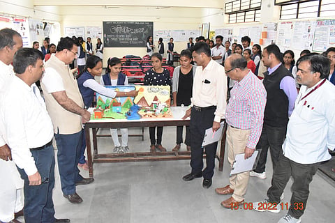 नाशिकरोड : अविष्कार विज्ञान संशोधन प्रकल्पाची पाहणी करताना प्राचार्य डॉ.अशोक बोराडे. समवेत प्राचार्य डॉ.विजय मेधने, डॉ.सोपान एरंडे, प्रा.दिलीप जाधव आदी. (छाया: उमेश देशमुख)