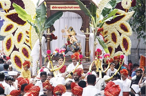 श्रीमंत भाऊसाहेब रंगारी गणपती ट्रस्टच्या गणरायाची मिरवणूक लक्षवेधी ठरली. त्यात  मंडळाचे विश्वस्त आणि उत्सवप्रमुख पुनीत बालन आणि जान्हवी धारिवाल-बालन सहभागी झाले.