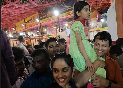 कर्णिक निघाले लालबागच्या राजाच्या दर्शनाला 
