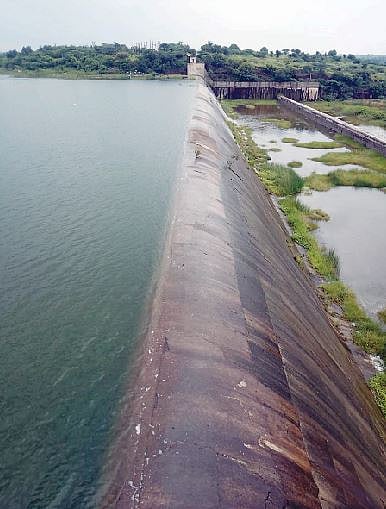 कोंभळी : सीना धरण.. हाऊसफुल्ल! नदीकाठच्या गावांना प्रशासनाचा सतर्कतेचा इशारा