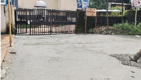 पौड येथे पंचायत समितीच्या प्रवेशद्वाराजवळ करण्यात आलेले काँक्रिटीकरण.