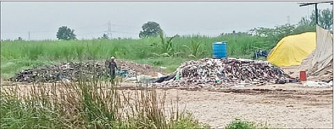 जळणासाठी वापरण्यात येणार्‍या वस्तूंचे गुर्‍हाळ परिसरात पडलेले ढिगारे.