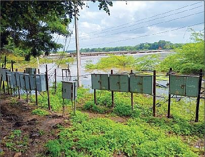 शिरूरच्या पूर्व भागात भीमा नदीला आलेल्या पुराच्या पाण्यामध्ये अनेक शेतकर्‍यांचे विद्युत पंप पाण्याखाली गेले.