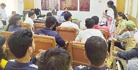 घोडेगाव येथील आदिवासी प्रकल्प कार्यालयात अधिकारी आणि आंदोलक विद्यार्थी यांच्यात विविध विषयांवर  सकारात्मक चर्चा झाली.
