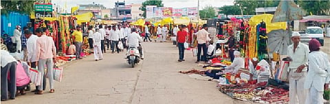 सुपे येथील आठवडे बाजारामध्ये विविध जिल्ह्यांतून आलेल्या व्यापार्‍यांनी पोळा सणाच्या साहित्याची दुकाने थाटली होती.