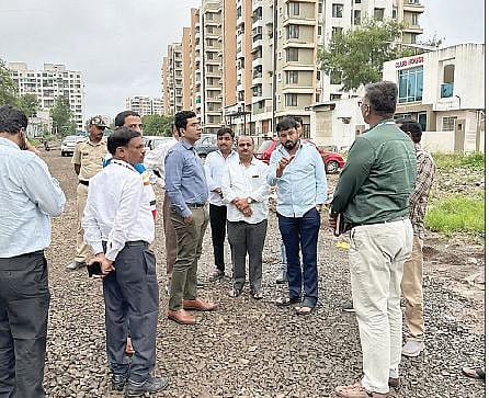पोरवाल रोडला समांतर असलेल्या पर्यायी रस्त्याच्या कामाची पाहणी आमदार सुनील टिंगरे समवेत अतिरिक्त आयुक्त कुणाल खेमनार व महापालिका अधिकार्‍यांनी केली.