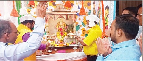 सरहद संस्थेच्या गणरायाची आरती  करताना महादेव जानकर.