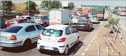 
 पुणे-सातारा महामार्गावरील खेड शिवापूर टोलनाका.