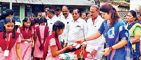 शाळेतील विद्यार्थिनींना सॅनिटरी नॅपकिनचे वाटप करताना रूपाली चाकणकर व इतर मान्यवर.