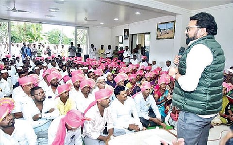 जुन्नर तालुक्यात पार पडलेल्या ग्रामपंचायत निवडणुकीत निवडून आलेल्या सरपंच व ग्रामपंचायत सदस्य यांना संबोधित करताना आमदार अतुल बेनके.
