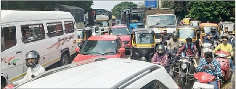 येरवडा येथील दोन्ही पुलांवर गुरुवारी दुपारी झालेली वाहतूक कोंडी.
