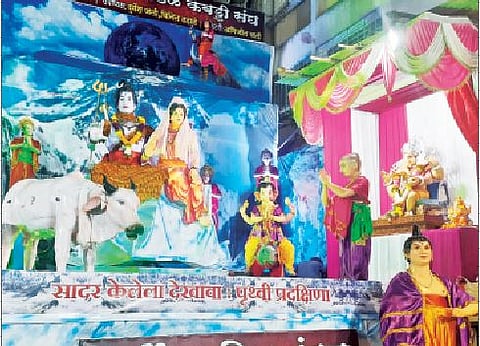 सूर्योदय मित्रमंडळाने साकारलेला कार्तिकेय स्वामींच्या पृथ्वी प्रदक्षिणेचा हलता देखावा.  (छाया : यशवंत कांबळे)