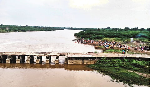 8सराटी (ता. इंदापूर) येथील विस्तीर्ण पात्र असलेल्या निरा नदीवर गणपती विसर्जनासाठी झालेली गर्दी. 	छाया :  राजेंद्र कवडे - देशमुख
