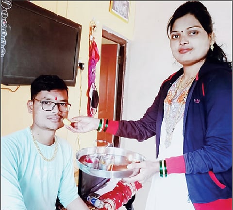 भोंडवेवाडी येथील अमोल भोंडवे याला हृदयबंधनातून रक्षाबंधन करणारी त्याची बहीण अश्विनी जगदाळे हिने किडनी दान केल्यामुळे जीवदान मिळाले.
