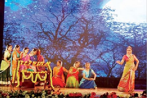 हेमा मालिनी आणि सहकलाकारांनी  ‘यशोदा कृष्ण बॅले’ ही नृत्यनाटिका सादर करून उपस्थितांची मने जिंकली. 
