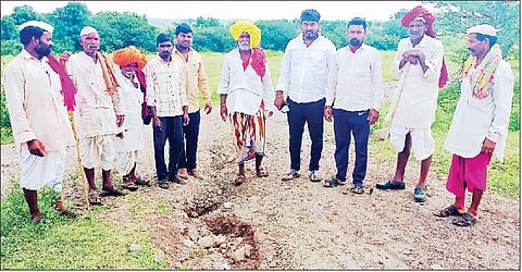 पोंढे (ता. पुरंदर) येथील धनगर वस्तीवर जाणार्‍या रस्त्याची झालेली दुरवस्था दाखवताना वस्तीवरील ग्रामस्थ.