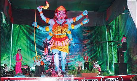 नारायण पेठेतील मुंजाबा बोळ मित्रमंडळाने ‘काली मातेचे रौद्र रूप’ हा हलता देखावा साकारला आहे.