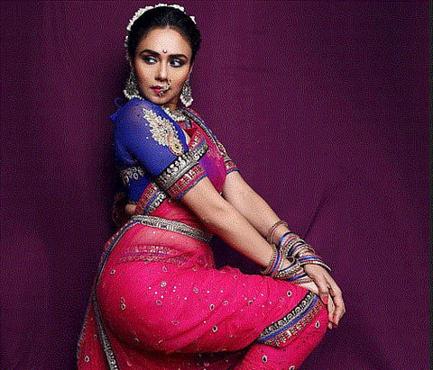 amruta khanvilkar 