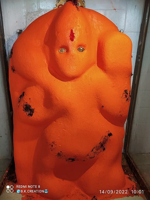 धुळे : येथील महालेनगर मधील मारूती मंदिरातील मुर्तीचा चांदीचा डोळा अज्ञाताने चोरल्याने भाविकांमध्ये नाराजी पसरली आहे.