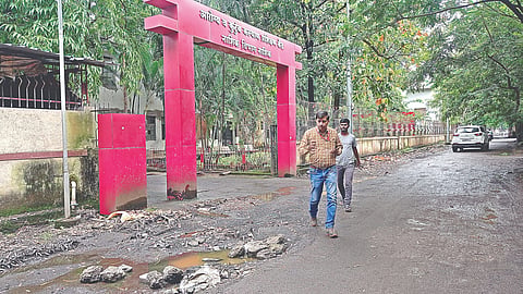 नाशिक : शहरातील त्र्यंबक रोडवरील जिल्हा शासकीय रुग्णालय आवारात ठिकठिकाणी अस्वच्छता असून, रुग्णांसह रुग्णालयीन कर्मचार्‍यांच्याही आरोग्याचा प्रश्न निर्माण झाला आहे.(छाया : हेमंत घोरपडे)