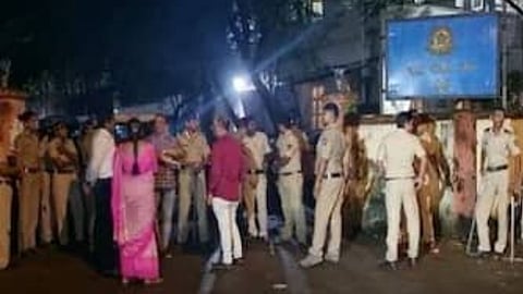 मुंबई :   प्रभादेवी परिसरातील राडाप्रकरणी दोन्ही गटांतील पदाधिकारी-कार्यकर्त्यांविरोधात गुन्हे दाखल; पाच जणांची जामिनावर सुटका