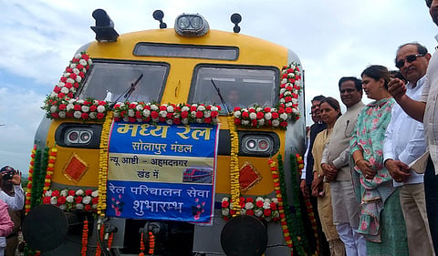 न्यू आष्टी-अहमदनगर रेल्वे लाईनचे उद्घाटन; अन् पहिल्या डेमू पॅसेंजर रेल्वेला हिरवा झेंडा