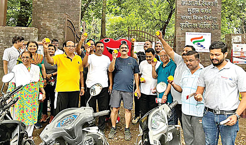 नाशिक : वोक्हार्ट रुग्णालयाच्या वतीने जनजागृती करताना कर्मचारी. 