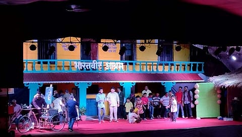 भारतवीर मित्र मंडळ कसबा बावडा यांच्या सुख म्हणजे नक्की काय असते या सजीव देखाव्यातील क्षण.
