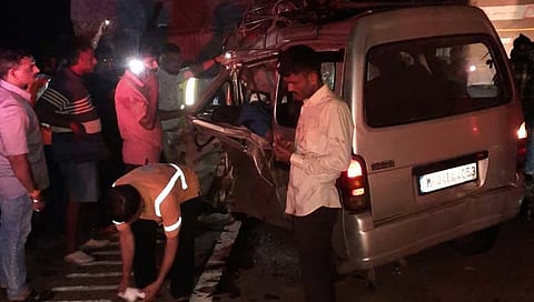 कारची ट्रकला धडक 