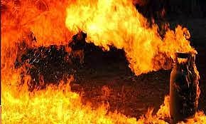 Explosion of Gas Cylinder | मुंबई : शाळेच्या छतावर गॅस सिलिंडरचा स्फोट; दोन जखमी, गाड्यांचे नुकसान