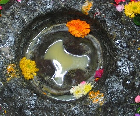 त्र्यंबकेश्वर : आद्य ज्योतिर्लिंग भगवान त्र्यंबकराजाच्या शिवलिंगाची रचना. 