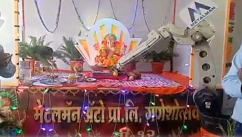 रोबोटच्या हस्‍ते आरती