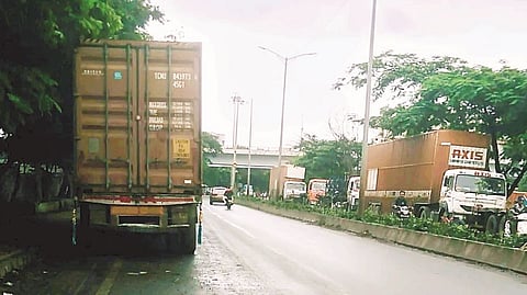 पिंपरी : स्पाईन रोडवर अवजड वाहनांची पार्किंग