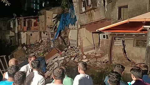 मुंबई : विलेपार्लेत ७ घरे कोसळली; महापालिकेने झाेपडीधारकांचे स्‍थलांतर केल्‍याने जिवितहानी टळली