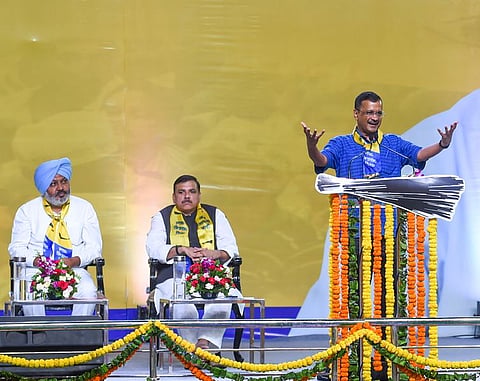 आम आदमी पक्षाच्‍या राष्ट्रीय परिषदेत बाेलताना अरविंद केजरीवाल.