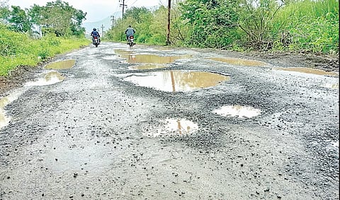 नाणे मावळातील रस्त्यांवर खड्डेच खड्डे