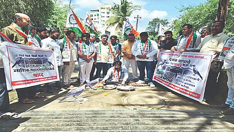 नाशिकमध्ये राष्ट्रवादीकडून खड्ड्यांचे श्राद्ध