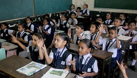 पिंपरी : पालिकेची शाळा भरते पत्राशेडमध्ये, धोकादायक इमारतीतून शाळेचे स्थलांतर