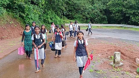 अंबाईवाडा येथील विद्यार्थ्यांना शिक्षणासाठी २१ किलोमीटरची पायपीट  करावी लागतेय.
