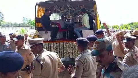 उमेश कत्ती यांचे पार्थिव अंत्यदर्शनासाठी विमानतळावर 