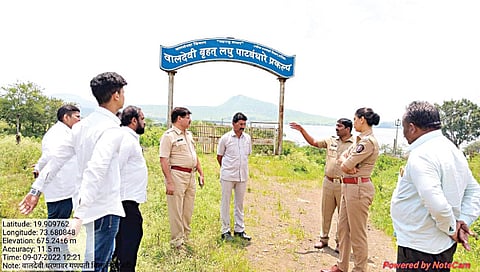नाशिक : सिडको : पिंपळद येथील वालदेवी धरणठिकाणी पाहणी करताना पोलिस अधिकारी. 