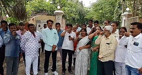 जळगाव : किरणकुमार बकाले यांच्या अटकेसाठी पोलिस अधीक्षक कार्यालयासमोर बोंबाबोंब आंदोलन करताना आक्रमक झालेला मराठा समाज. 