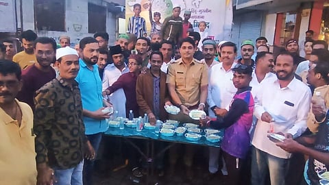 वणी : मस्जिद चौकात अन्नदान करतांना समाजबांधवांसह सरपंच मधुकर भरसट, उपसरपंच विलास कड, सपोनि. स्वप्निल राजपुत आदी. (छाया-अनिल गांगुर्डे) 