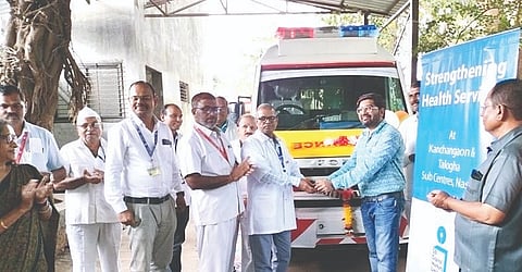 घोटी : ग्रामीण रुग्णालय येथे अ‍ॅडव्हान्स लाइफ सपोर्ट सुविधा असणारी रुग्णवाहिका रुग्णसेवेस दाखल होताना. समवेत डॉक्टर व पदाधिकारी.