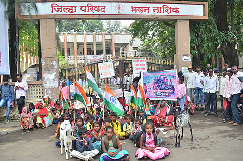 नाशिक : येथील जिल्हा परिषद कार्यालयाबाहेर बकऱ्यासह आंदोलन करताना करताना विद्यार्थी. (छाया : हेमंत घोरपडे)