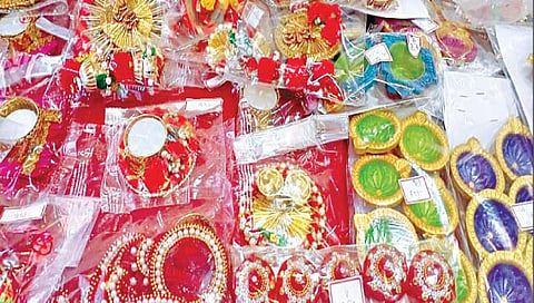सातारा : बाजारपेठेत डेकोरेटिव्ह पणत्यांची चलती